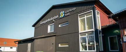 En skolbyggnad med Älvegårdsskolans skylt i fokus.