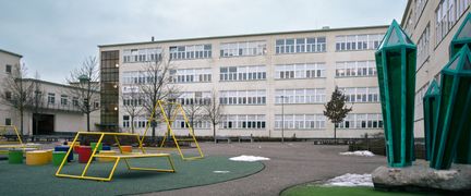 En lekplats med klätterställningar på Sannaskolans skolgård.