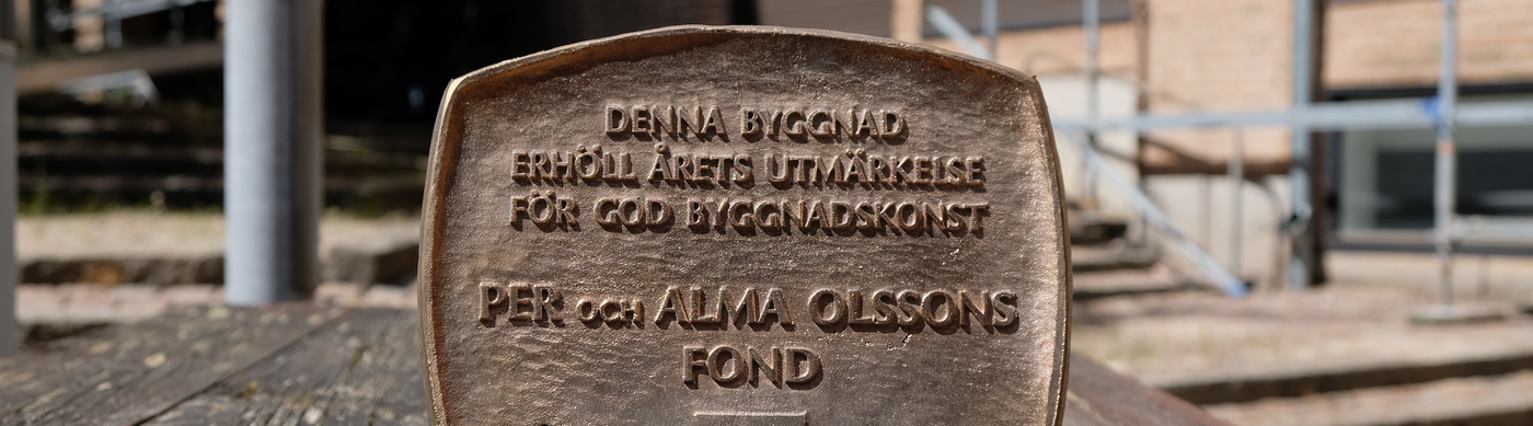 Bild på plaketten för Per och Alma Olssons pris