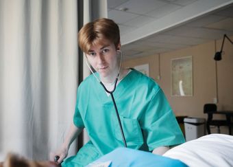 Person i vårdkläder