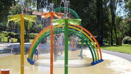 Månadsparken - med lekredskap för barn i fantasifulla färger