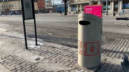 Papperskorg med mindre hål och galler, som gör det svårare för råttor att klättra.
