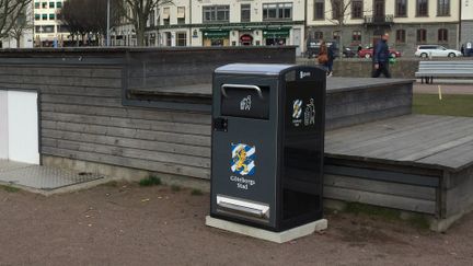 Stor, fyrkantig papperskorg.