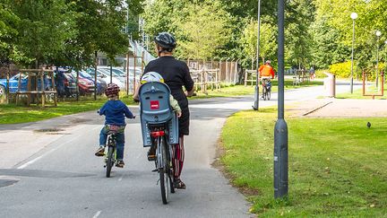 Kvinna med grön cykel när det blåser