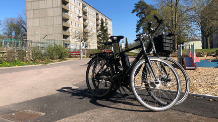 Två cyklar är parkerade intill en lekplats.