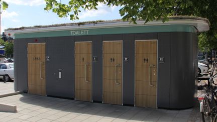 Offentliga toalettbyggnaden med fyra toaletter.