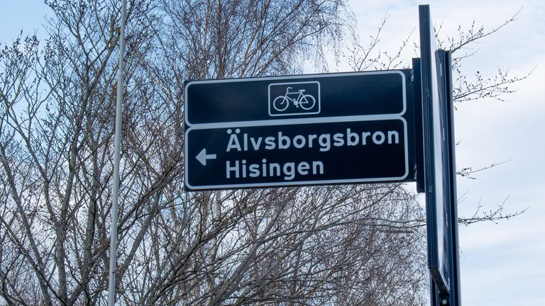 Hänvisningsskylt som visar riktning för cykelväg mot Älvsborgsbron och Hisingen.