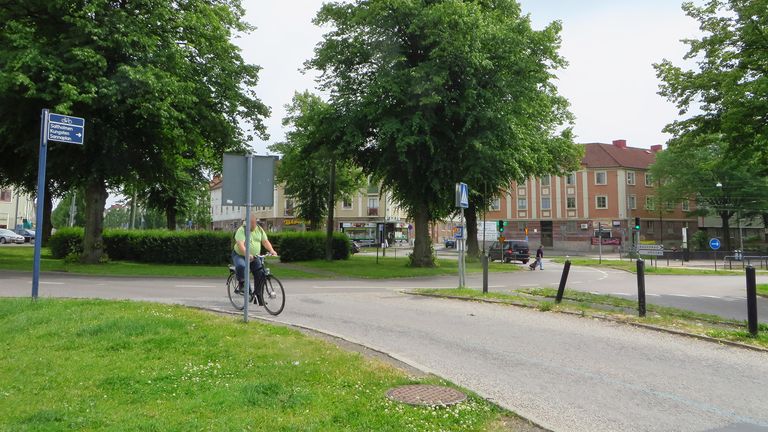 En person cyklar på cykelbanan vid Mariaplan.