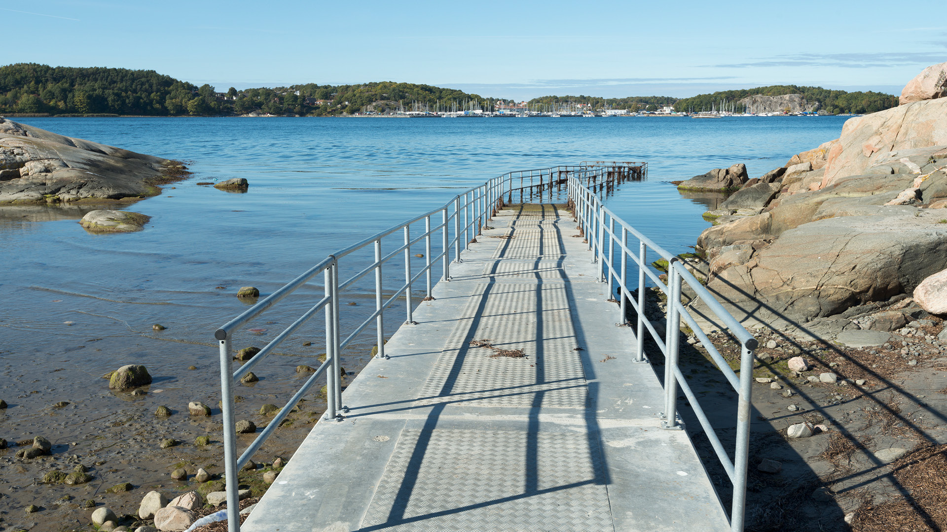 Ramp på Hovåsbadet före rullstolsburna ner i vattnet