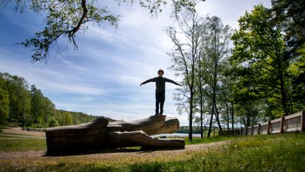 Barn leker på stock i Delsjöns naturmområde