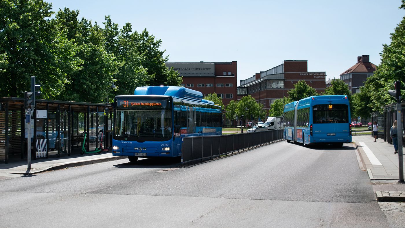 Två bussar på en hållplats.
