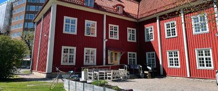 Innergården rött gammalt trähus Verket.