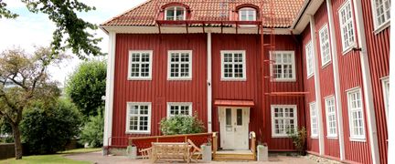 Innergården rött gammalt trähus Verket.