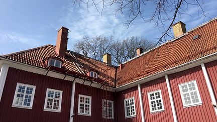 Verkets röda byggnad.