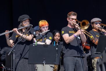 Fra unga personer i Kulturskolan spelar olika blåsinstrument under ett framträdande.