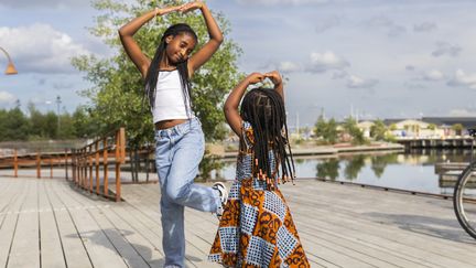 Leker på bryggan vid vattnet 