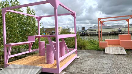 Sittplatser tillverkade i återvunnet material av Jubileumsparkens parkvärdar