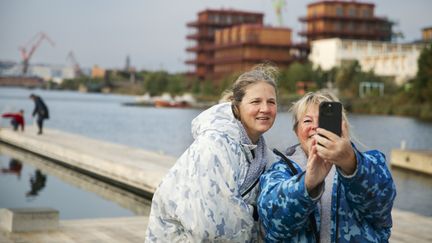 Två vinterbadare tar selfie i morgonrockar