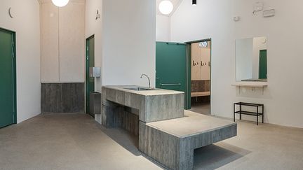 I båda byggnaderna finns två enskilda omklädningsrum med dusch, utöver det stora omklädningsrummet.