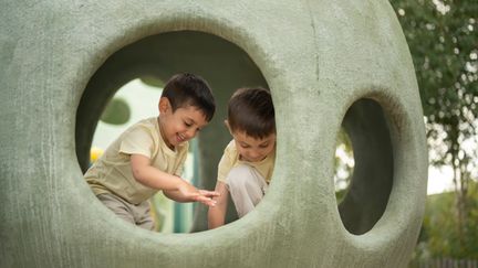 Barn som leker i fantasifulla skulpturer