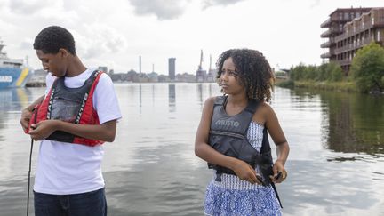 Två personer som tar på sig flytvästar