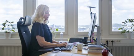 Medarbetare sitter vid sin dator på ett kontor