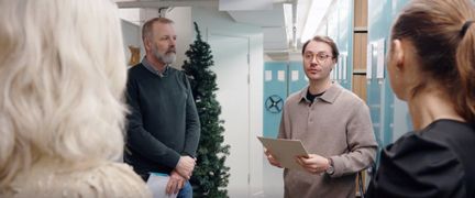 Fyra personer i en arkivlokal