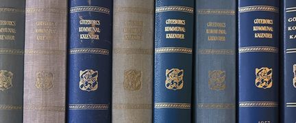 Bokryggar till Göteborgs kommunalkalendrar i en hylla