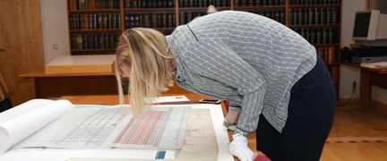 Forskare i Regionarkivets forskarsal studerar en karta