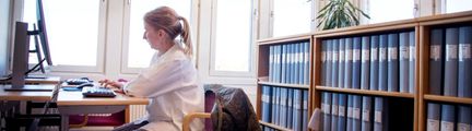Forskare använder forskardatorn. Foto: Frida Winther.