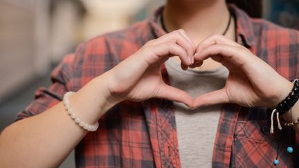 En utklädd person pratar i telefon. 