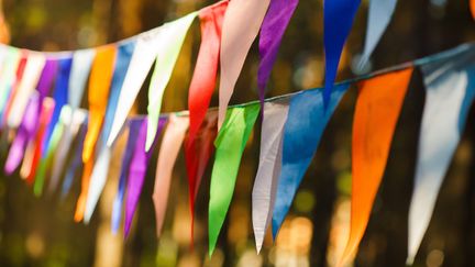 Färgade vimplar i regnbågens alla färger.