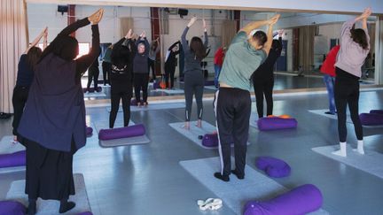 Personer på yogamattor