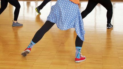 Benen på personer som deltar i gruppträningspass.