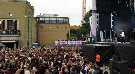 Scenen på Götaplatsen sedd från sidan. Publikhav framför. 