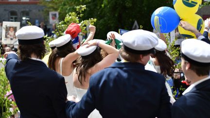 Sex elever med studentmössor