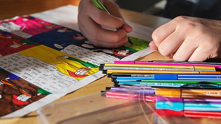 En person färglägger en serie.