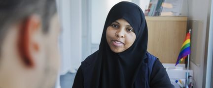 Foto av en kvinna i samtal med en man. 