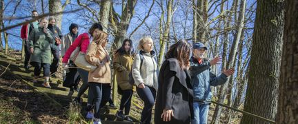 En grupp som är ute och går tillsammans. 