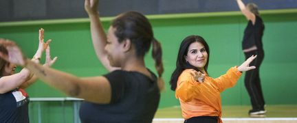 Leende kvinnor som dansar.