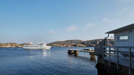 Styrsöfärjan på väg in till hamn, blått hav och blå himmel