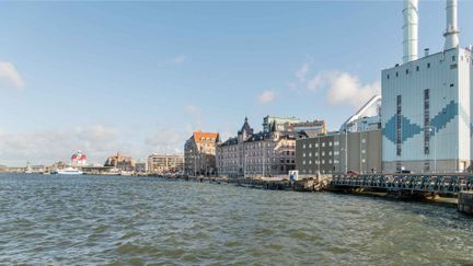 Visionsbild av Skeppsbron sett från ovan. Vid kajen finns ett stråk med nytillkomna byggnader i olika färger och en grönyta.