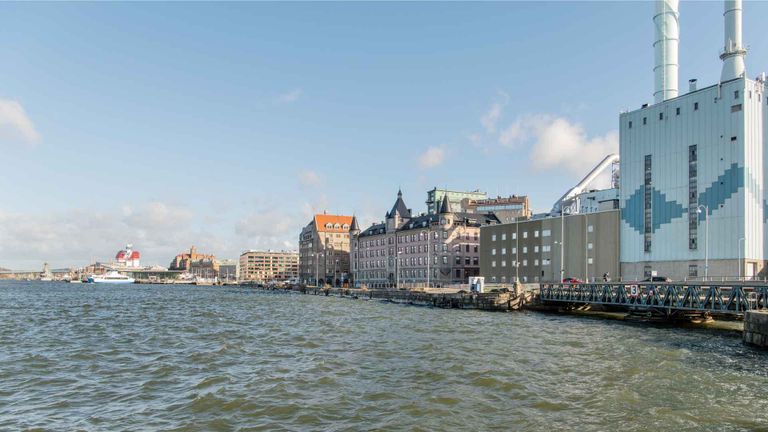 Bild på skeppsbron sett från älven. I bakgrunden syns läppstiftet vid centralen.