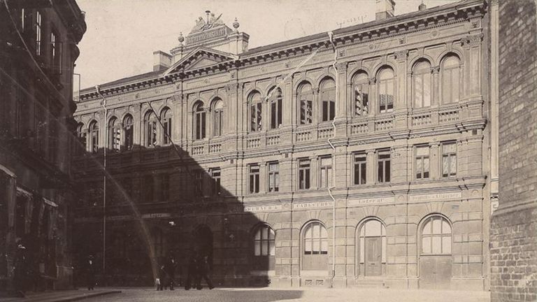 Historisk arkivbild på hur fasaden på Abrahamssons hus såg ut på 1800-talet.