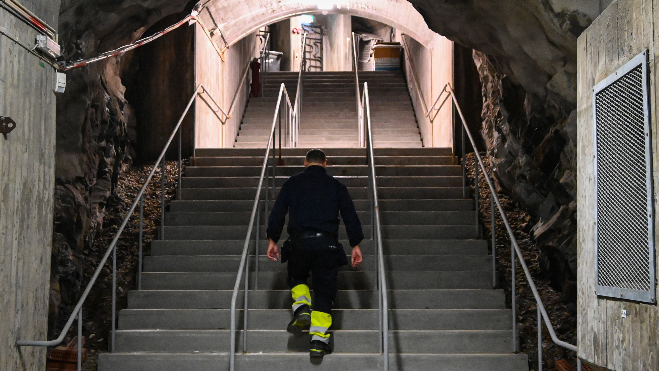 Bilden föreställer en trappa i ett bergrum.