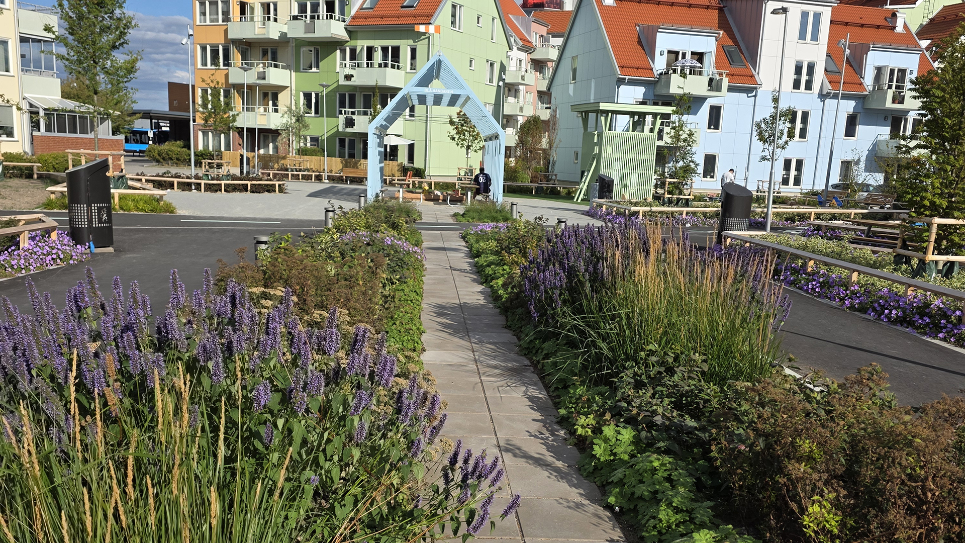 En av planteringarna i Flygparken som leder in i den Blå hangaren.