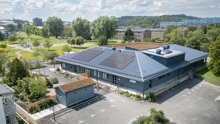 Bild på förskolan som är en grå byggnad i ett plan.