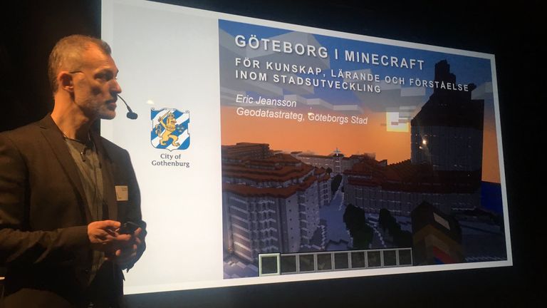 Bild av Erik Jeansson som jobbar med utbilda elever i Minecraft - ett sätt att bygga stad digitalt