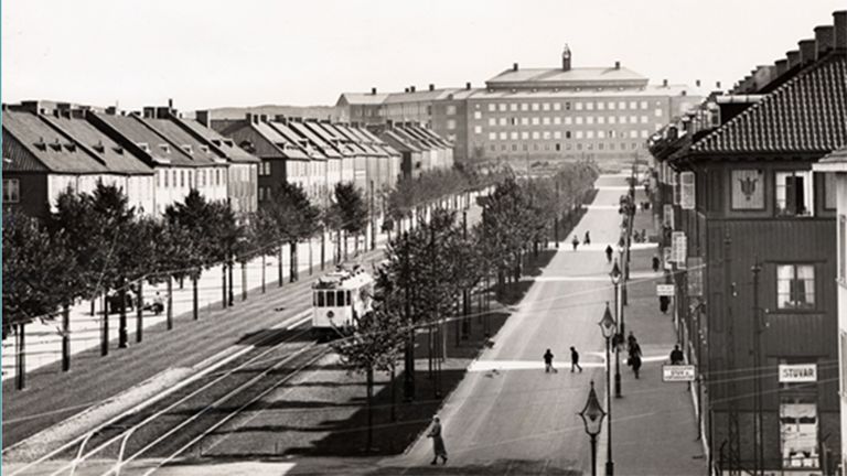 Arkivbild på Älvsborgsgatan med Kungsladugårdsskolan i bakgrunden. Mitt på gatan kör en spårvagn.