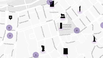 En konstnärlig stol i många färger samt ett smycket trapphus